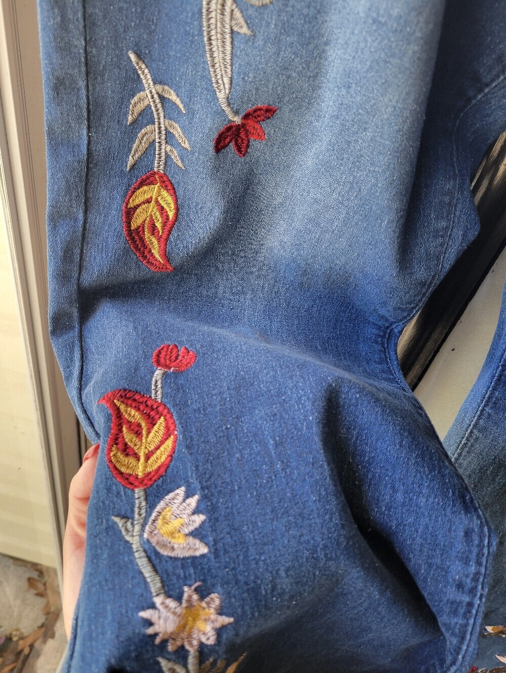 High Waisted Flared Women's Blue Jeans Size XXL Embroidered Flowers Raw Hem - Picture 6 of 10